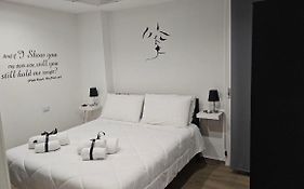Black & White Luxury Rooms